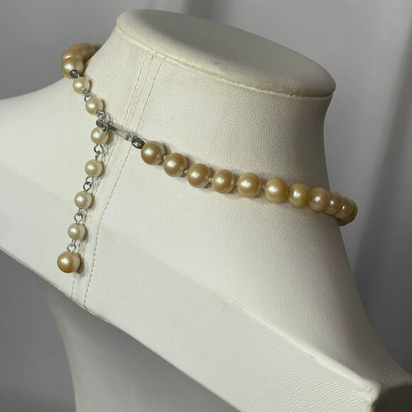 Faux pearl necklace creamy white knotted vintage or vintage look 15" jewelry - Picture 3 of 10